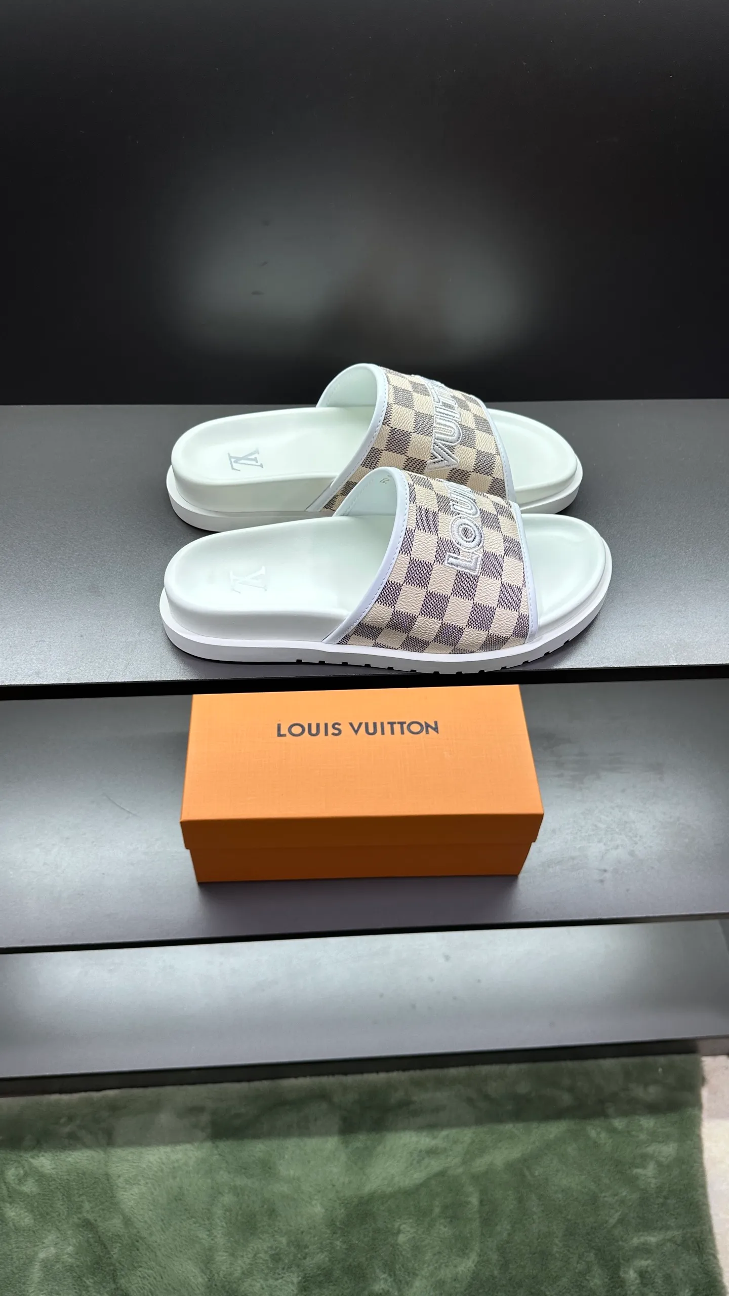 [L Home] P: 300💰Size: 38-45 Top purchasing lv men's summer slippers, classic presbyopia with soft real leather lining, unique color splicing effect, distinctive personality, fashionable and trendy essential style, light and comfortable. Lightweight and tough rubber insole, micro ridged foam outsole, super comfortable!